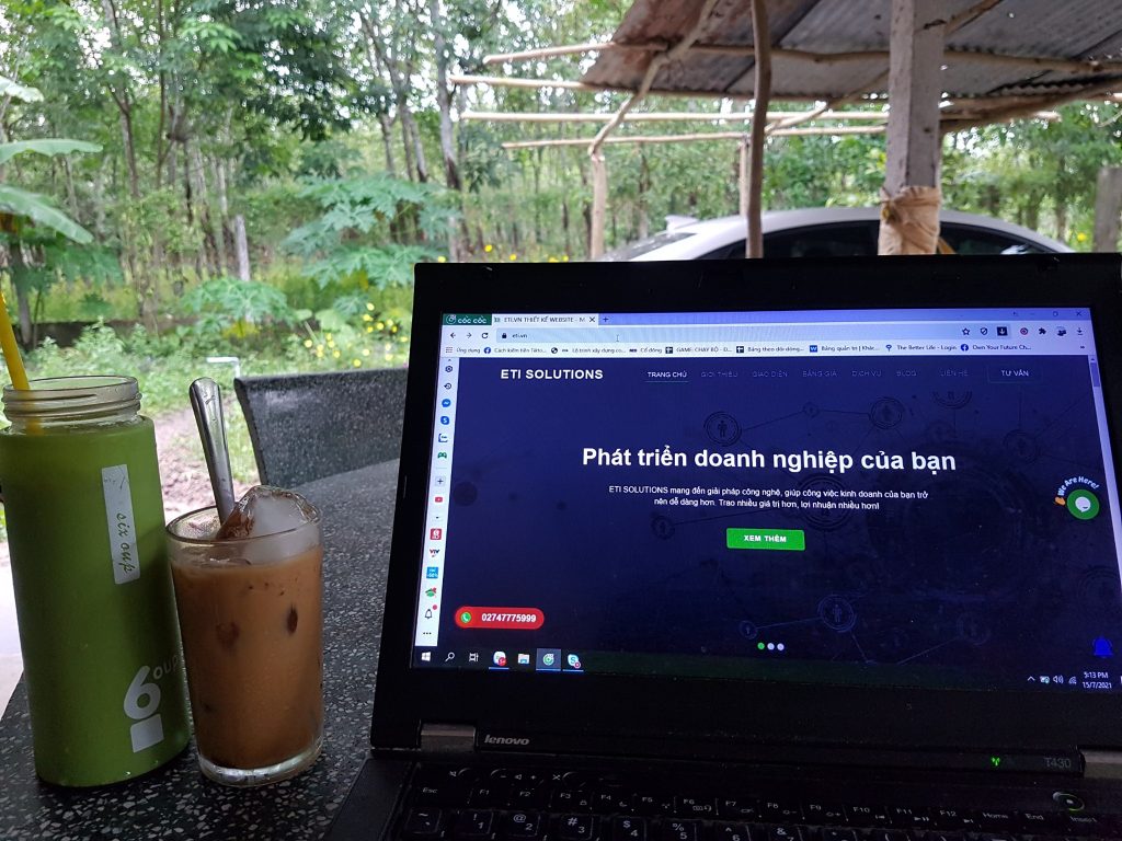 Làm việc tại nhà, vừa có gió mát, vừa có tiếng chim kêu, Và vừa có ly cafe của vợ