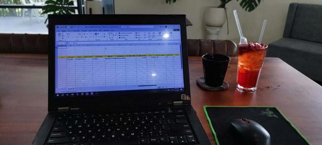 MMO - Thú Vui Khi Làm Việc Ở Quán Cafe